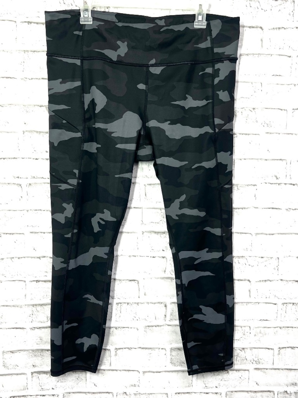 |•ATHLETA•| 'Camo Contender 7/8 Tight' Leggings Size XL